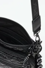 Cartera tipo bandolera de Rapsodia, confeccionada en poliamida con diseño matelasse acolchado. Presenta cierre frontal, cadena decorativa metálica y correa ajustable con logo grabado.