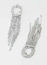 Par de aros colgantes plateados con forma ovalada y flecos de strass.