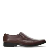 Zapato de vestir tipo slip-on color negro, confeccionado en cuero, con punta cuadrada y costuras decorativas en el empeine.