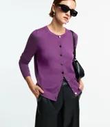 Cardigan de punto color lila con cuello redondo, abotonado delantero y mangas largas.