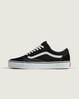 Championes Vans modelo Old Skool de silueta baja, confeccionados en gamuza y lona resistente. Presentan la icónica franja lateral Sidestripe en color blanco, cordones al tono y suela de goma vulcanizada con patrón waffle característico de la marca.