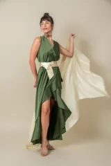 Chal de tejido ligero con acabado brillante en tono plateado y terminación de flecos en los extremos.