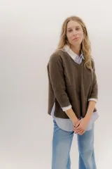 Buzo básico de lambswool color marrón, con escote en V, mangas 3/4 y tajos laterales.