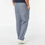 Pantalón chino de corte regular, color azul, confeccionado en mezcla de lino.