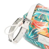 Bandolera rectangular Extra Large con estampado tropical de hojas en tonos naranja, turquesa y blanco. Cuenta con correa regulable de cuero sintético blanco, cierre superior y placa metálica con logo de la marca en el frente.