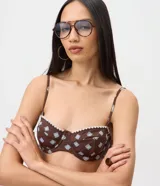 Top de bikini media copa con aro, confeccionado en poliamida con estampado Sunshine Icon de motivos geométricos celestes sobre fondo marrón, breteles finos regulables y detalle de costuras en contraste.