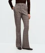 Pantalón de corte flare con estampado de cuadros, confeccionado en tejido punto roma estructurado. Presenta cintura estructurada, ajuste ceñido en caderas y muslos con apertura suave en el ruedo y detalle metálico lateral.
