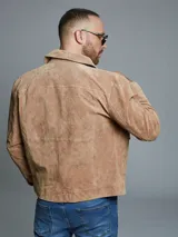 Campera cazadora color marrón claro con cierre frontal y bolsillos con solapa.