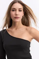 Remera de manga larga con diseño de un solo hombro, confeccionada en algodón con textura acanalada y ajuste al cuerpo.