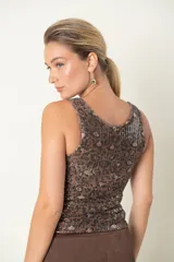 Top sin mangas con estampado animal print de leopardo en tonos beige, marrón y negro, con lentejuelas plateadas bordadas.