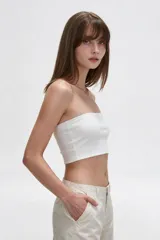 Top strapless de algodón color blanco, con diseño ajustado al cuerpo y textura acanalada.