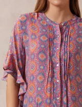 Blusa de gasa estampada marca Ruby Rd, con cuello a la base, abertura central con botones y mangas cortas amplias con volados.