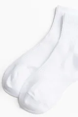 Pack de cinco pares de medias deportivas blancas de punto fino, con caña acanalada, secciones de ventilación en malla y soporte de arco.