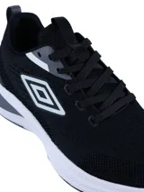 Championes deportivos Umbro modelo Vega, color azul marino con detalles en celeste y suela blanca. Presentan un diseño de malla transpirable con el logo de la marca en el lateral.