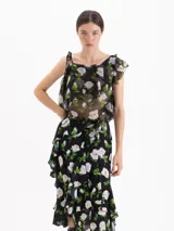Top asimétrico de seda con estampado floral, bretel para anudar en un hombro, manga fluida y volados en el escote y laterales.