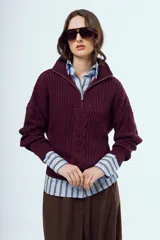 Sweater de tejido de punto color bordó, con cuello alto, cierre frontal parcial y mangas largas.