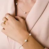 Pulsera de cadena fina en oro 18k con perlas de cultivo intercaladas.