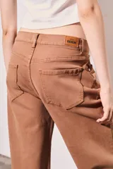 Pantalón de jean color ladrillo, de corte wide leg y tiro medio.