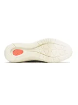 Mocasín tipo slip-on de cuero negro con acabado ligeramente brillante, suela de goma blanca con detalle de línea color tostado y tirador en el talón.
