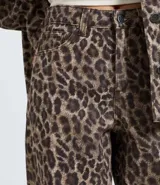 Pantalón baggy de sarga con estampado animal print, corte holgado y cintura mediana. Cuenta con bolsillos funcionales, trabillas para cinturón y cierre frontal con botón y cremallera.