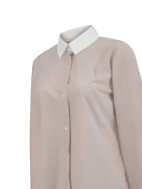 Blusa de manga larga confeccionada en algodón, con diseño de rayas finas, cuello camisero y puños en contraste de color blanco.