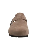 Zuecos de gamuza color marrón, con diseño destalonado, suela de corcho y tira ajustable con hebilla metálica lateral.