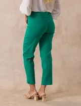 Pantalón verde esmeralda de gabardina elastizada, marca Zac & Rachel, de corte recto con pretina ancha pespunteada y largo al tobillo. Presenta bolsillos simulados.