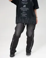 Pantalón de jogging negro con efecto lavado, corte holgado y cierres laterales verticales que permiten ajustar la silueta de wide a straight fit. Cuenta con cintura elástica con cordón ajustable.