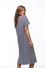 Vestido midi a rayas horizontales azul marino y blanco, de corte recto y manga corta.