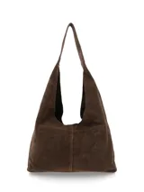 Cartera tipo hobo de gamuja color marrón chocolate, con diseño flexible de hombro, costura central vertical y correa integrada.