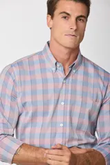 Camisa de manga larga con cuello abotonado y estampado a cuadros en tonos rosa y celeste.