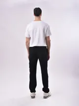 Pantalón cargo negro con cintura elástica ajustable con cordón, bolsillos laterales y traseros con solapa.