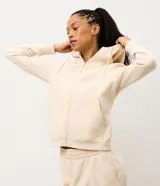 Campera deportiva de corte regular, color beige, con capucha ajustable mediante cordones, cierre frontal de cremallera y bolsillos laterales. Confeccionada en tejido de algodón y poliéster.