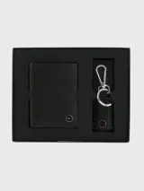 Billetera de cuero negro con múltiples ranuras para tarjetas y compartimento para billetes, con logo grabado en el interior.