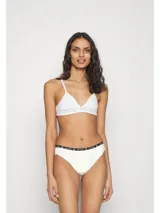 Pack de siete bombachas tipo bikini de tiro medio, confeccionadas en algodón elástico. Presentan una cintura elástica con el logo de la marca repetido en contraste.