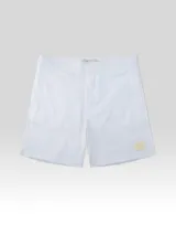 Short de baño blanco con cintura elástica y cordón ajustable. Tiene un parche cuadrado de color beige claro en la pierna izquierda.