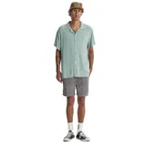 Camisa de manga corta estilo resort en color verde menta, con cuello abierto tipo camp y cierre frontal de botones. Presenta un calce relajado y tejido con textura ligera, ideal para climas cálidos.