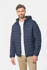 Campera azul marino con capucha desmontable, cierre frontal y bolsillos laterales con cierre. Diseño acolchado.