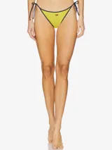 Conjunto de bikini Diesel con estampado marmoleado en tonos grises y negros. El corpiño es de corte triangular con tirantes finos y el logo de la marca en rojo. La bombacha es de corte clásico con lazos laterales y el logo de la marca en rojo.