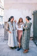 Zapato tipo blucher de pelo de pony en color negro con salpicaduras doradas. Presenta cierre de cordones, ribetes dorados a contraste y una silueta geométrica con aberturas laterales. Cuenta con un tacón bajo forrado en el mismo material.