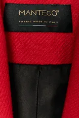 Abrigo entallado de Zara Woman Collection confeccionado en mezcla de lana, con cuello de solapa, manga larga con hombreras, falsos bolsillos de solapa y cierre frontal con botones.