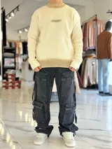 Sweater de punto color beige con efecto degradé tostado en el cuello, los puños y el ruedo, cuello redondo y bordado frontal con la palabra "Love".
