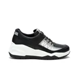 Sneaker de estilo chunky para mujer, con capellada de cuero negro y detalles en material metalizado plateado con textura. Cuenta con una suela de plataforma blanca de gran volumen y base de goma negra.