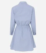 Vestido corto camisero de tricolina de algodón a rayas celestes y blancas, con cuello solapa, abotonado delantero, mangas largas y cintura marcada.