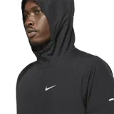 Campera deportiva Nike Miler negra con cierre frontal, capucha y logo Swoosh blanco en el pecho. Presenta un diseño con paneles en zigzag en la parte delantera y un detalle reflectante en la manga.