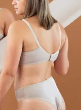 Soutien color piel sin costuras, con copa moldeada y aro. Confeccionado con tela que contiene fibra LYCRA® reforzada, de toque suave. Breteles elásticos regulables.