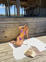 Conjunto de bikini animal print con corpiño triangular y bombacha con tiras laterales.