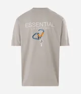 Remera de algodón con corte relajado, cuello redondo y mangas cortas. Presenta una estampa trasera con ilustración de mosquetones y el texto Essential, junto con una estampa frontal discreta.