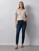 Jean elastizado de tiro medio, calce skinny y largo regular. Tiene pretina con pasadores, cierre y botón metálico. Cuenta con tres bolsillos delanteros y dos traseros.