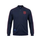Campera deportiva F.C. Barcelona Matchday Essentials azul marino con cierre frontal completo, bolsillos laterales con cierre y puños y cintura elásticos. Presenta detalles en rojo en el escudo del pecho, en las bandas laterales de las mangas y un parche con la inscripción "Barça".